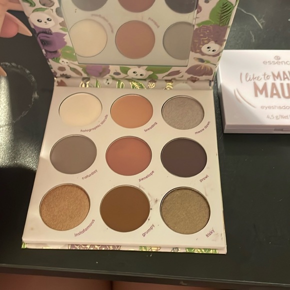 2 Eyshadow Palletes - Picture 2 of 3